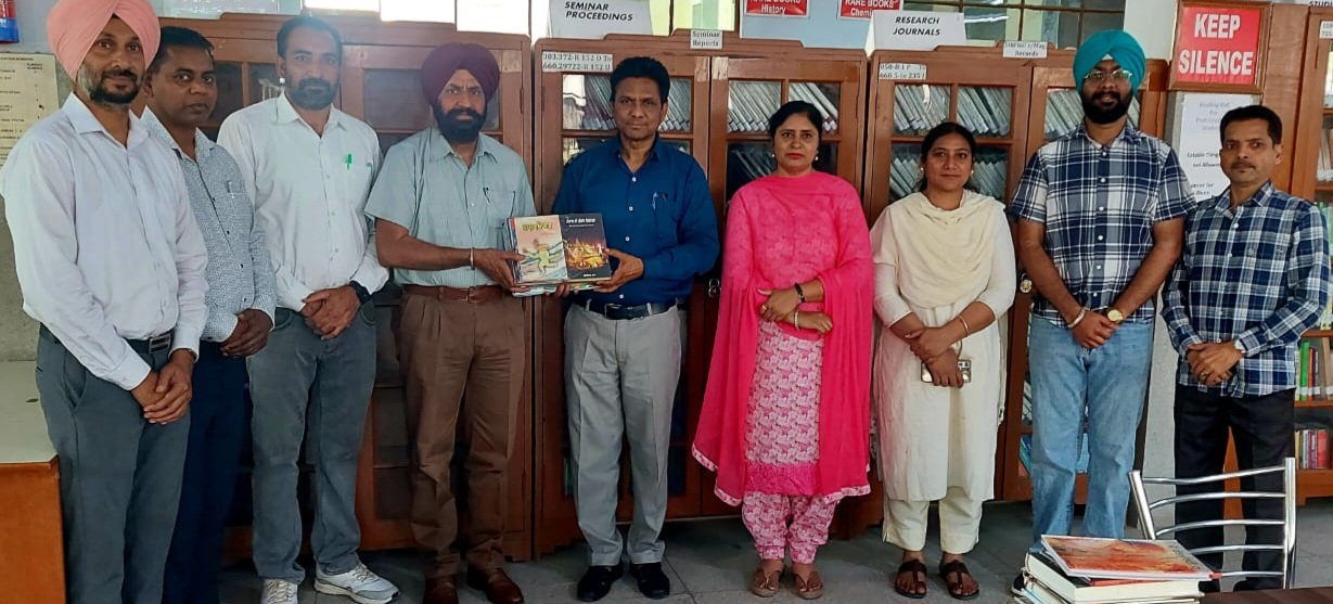 ਖਾਲਸਾ ਕਾਲਜ ਮਾਹਿਲਪੁਰ ਦੀ ਲਾਇਬਰੇਰੀ ਵਿੱਚ ਵਿਦਿਆਰਥੀ ਲੇਖਕ ਸੈਕਸ਼ਨ ਲਈ ਲੇਖਕ ਬਲਜਿੰਦਰ ਮਾਨ ਵੱਲੋਂ ਪੁਸਤਕਾਂ ਭੇਂਟ